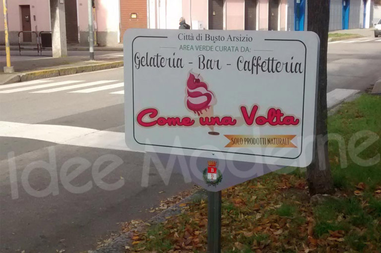 Cartello pubblicitario su aiuola pubblica comune Varese