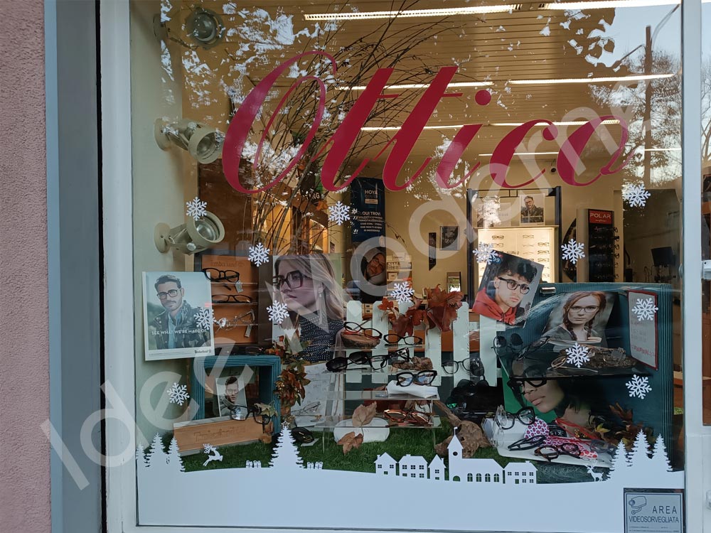 Decorazione vetrine negozio Busto Arsizio con adesivi personalizzati