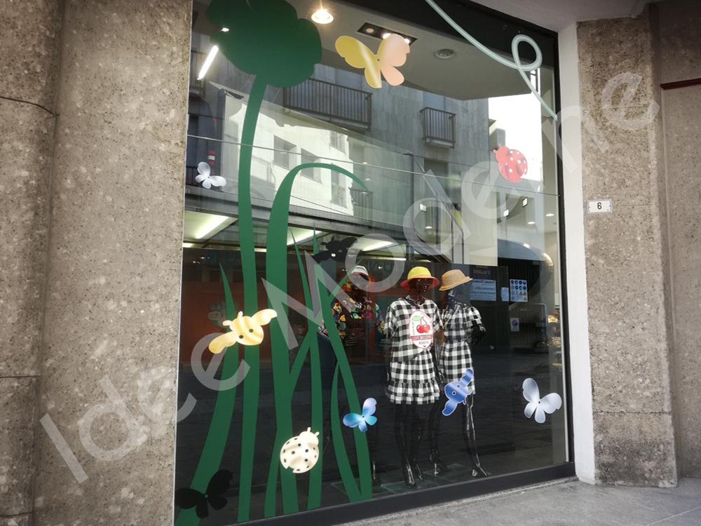 Decorazione vetrine negozio Busto Arsizio con adesivi personalizzati