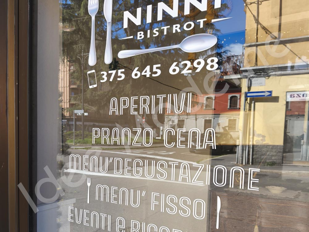 Decorazione vetrine negozio Busto Arsizio con adesivi personalizzati