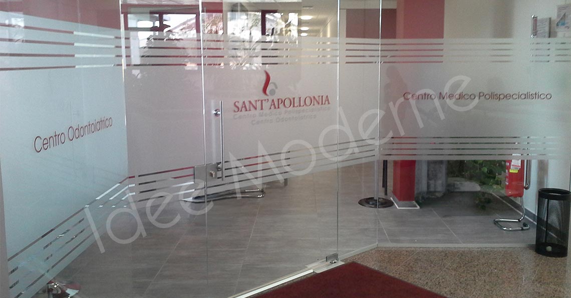 Applicazione pellicola PVC satinato su vetrata ufficio