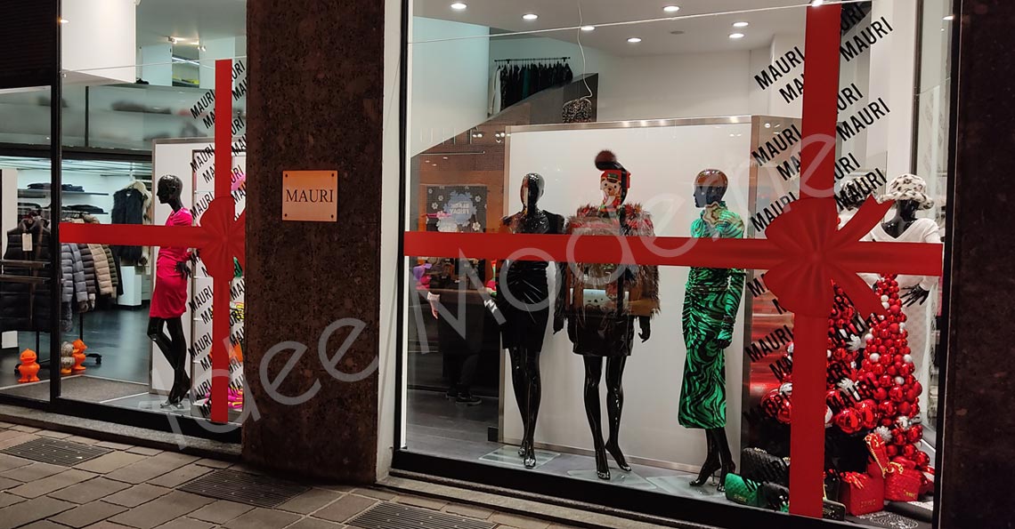Decorazione vetrina negozio con vetrofanie personalizzate Varese
