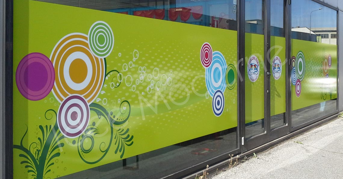 Decorazione vetrina negozio con vetrofanie personalizzate Varese