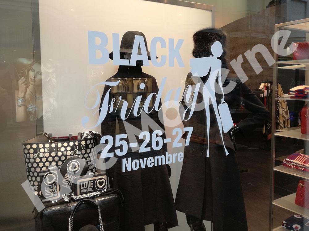 Scritte promozionali saldi stagionali su vetrina negozio