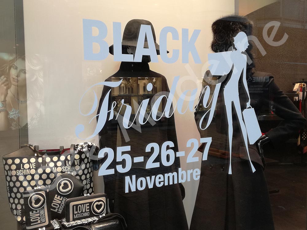 Scritte promozionali saldi stagionali su vetrina negozio