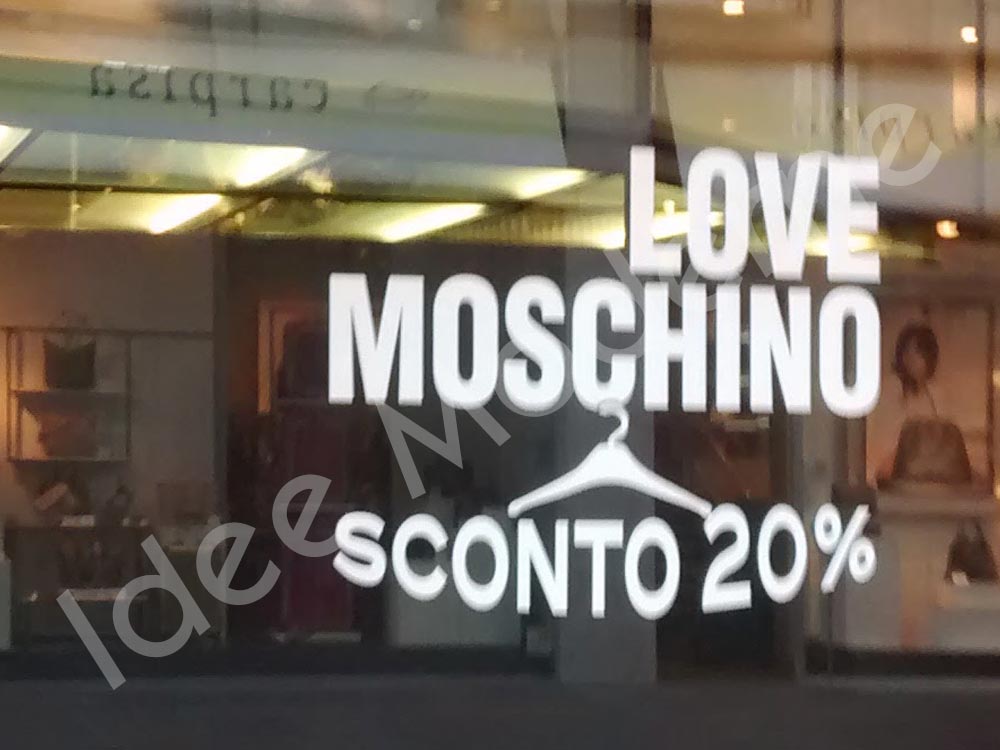 Scritte saldi adesive su vetrina negozio Varese Milano