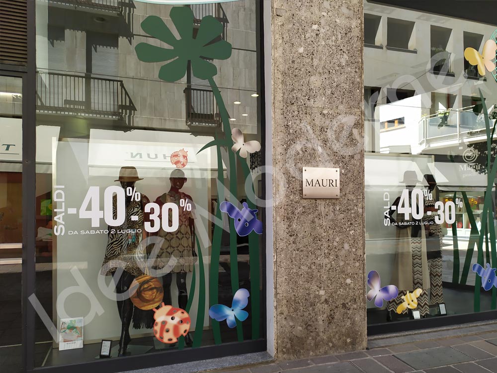 Scritte saldi adesive su vetrina negozio Varese Milano