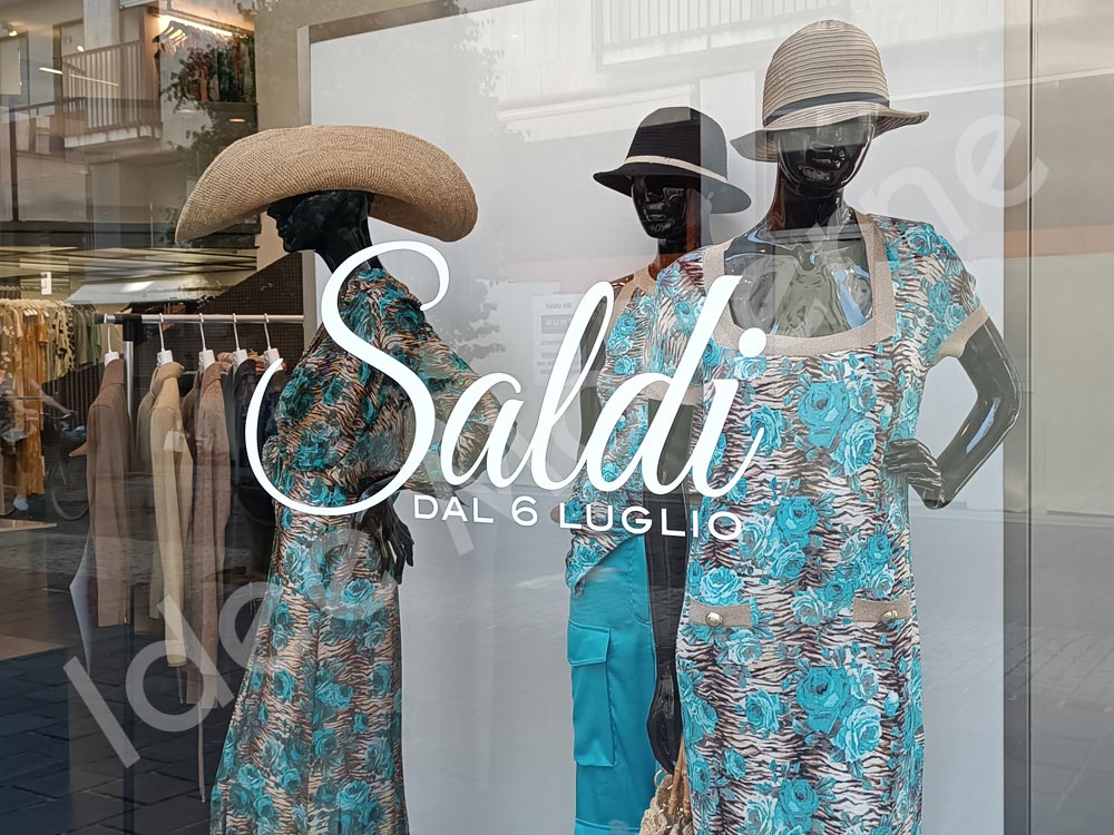 Scritte saldi adesive su vetrina negozio Varese Milano