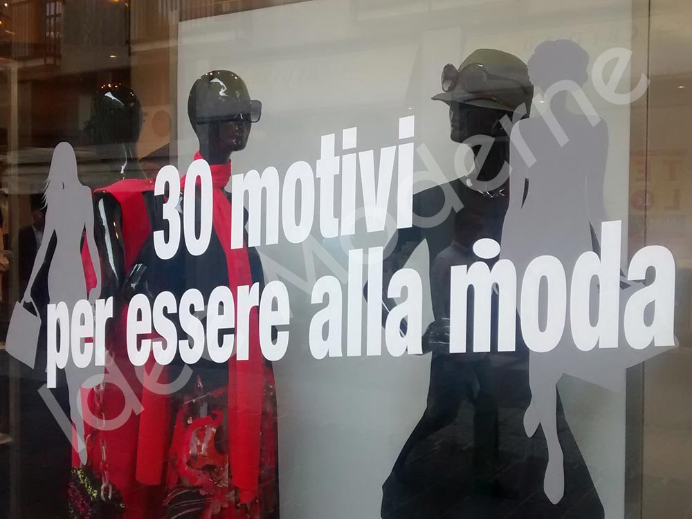 Scritte saldi adesive su vetrina negozio Varese Milano