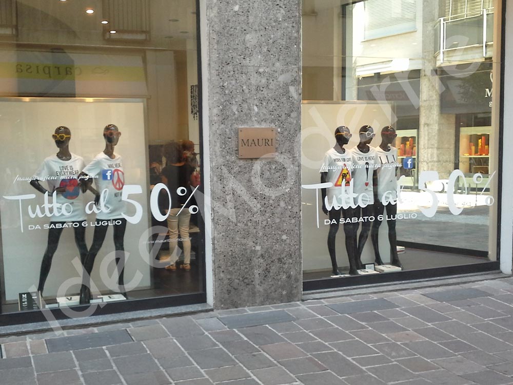 Scritte saldi adesive su vetrina negozio Varese Milano