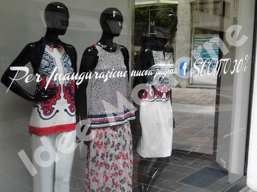 Scritte saldi adesive su vetrina negozio Varese Milano