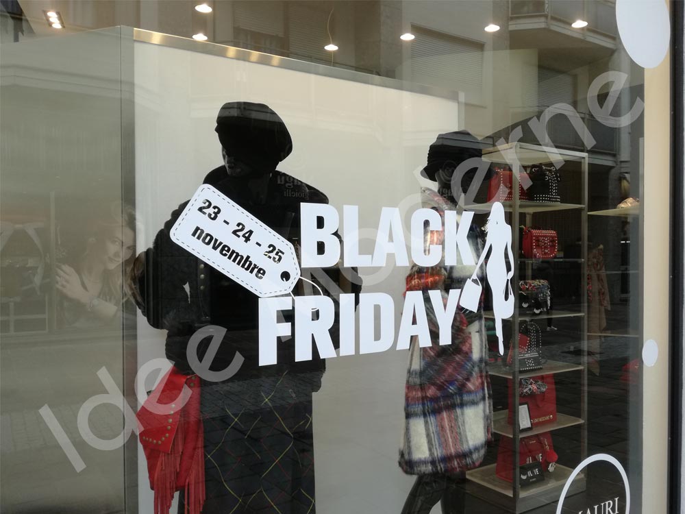 Scritte promozionali saldi stagionali su vetrina negozio