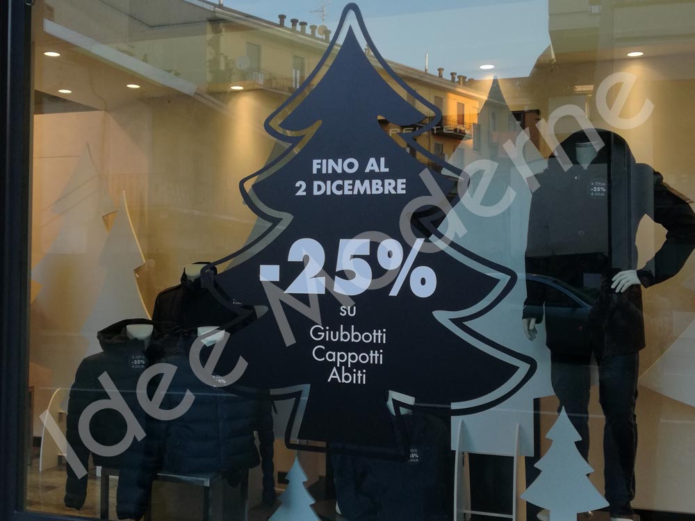 Scritte promozionali saldi stagionali su vetrina negozio