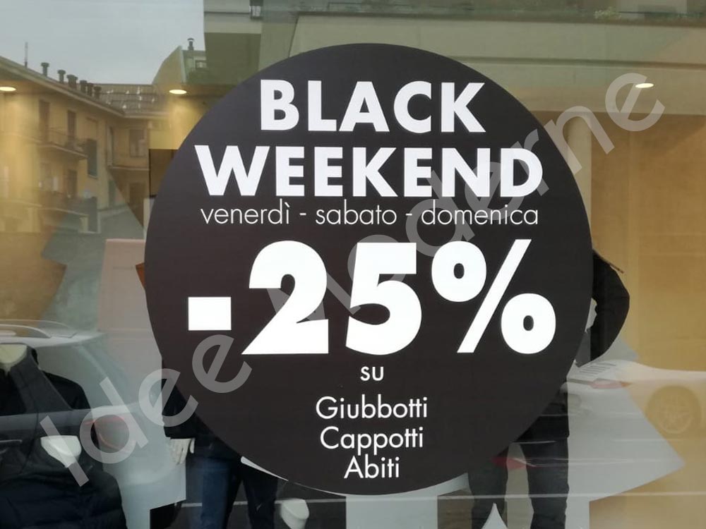 Scritte promozionali saldi stagionali su vetrina negozio