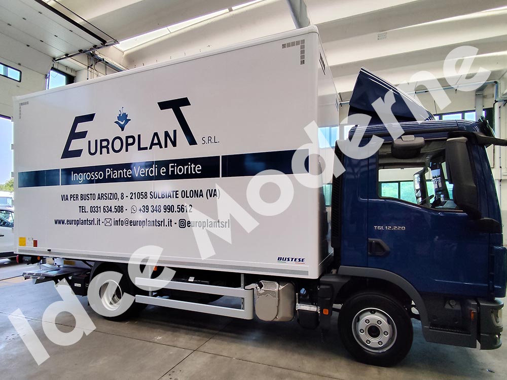 Decorazione furgone aziendale con scritte adesive e logo Varese