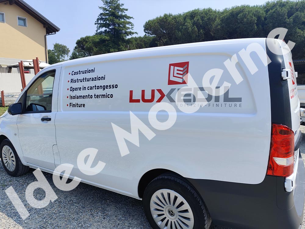 Decorazione furgone aziendale con scritte adesive e logo Varese