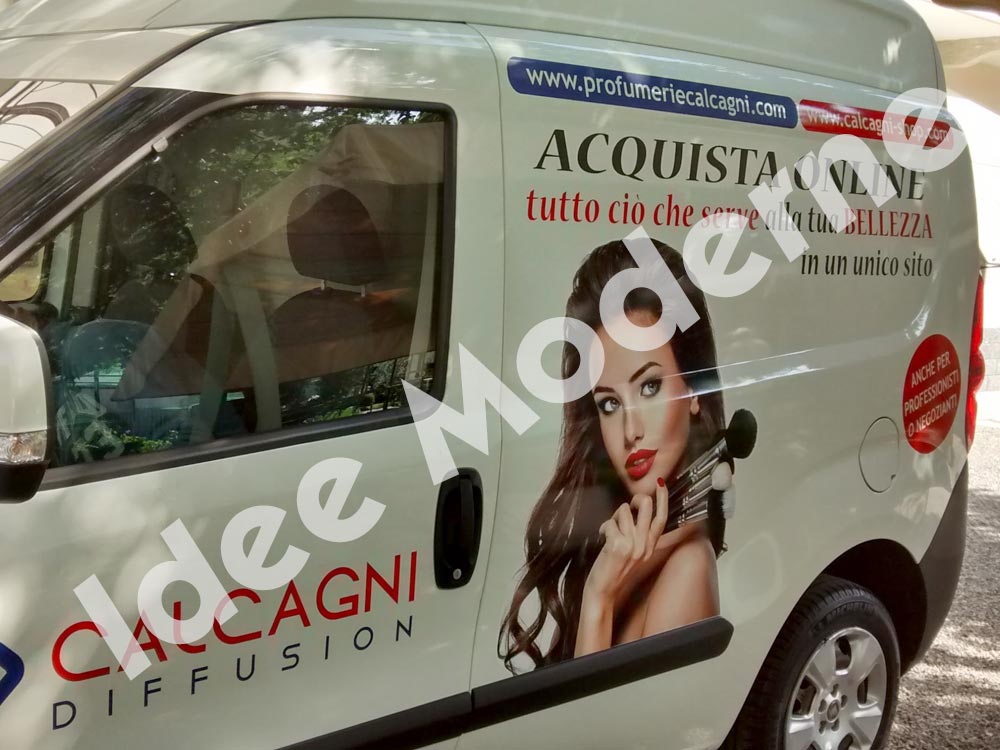 Decorazione furgone aziendale con scritte adesive e logo Varese