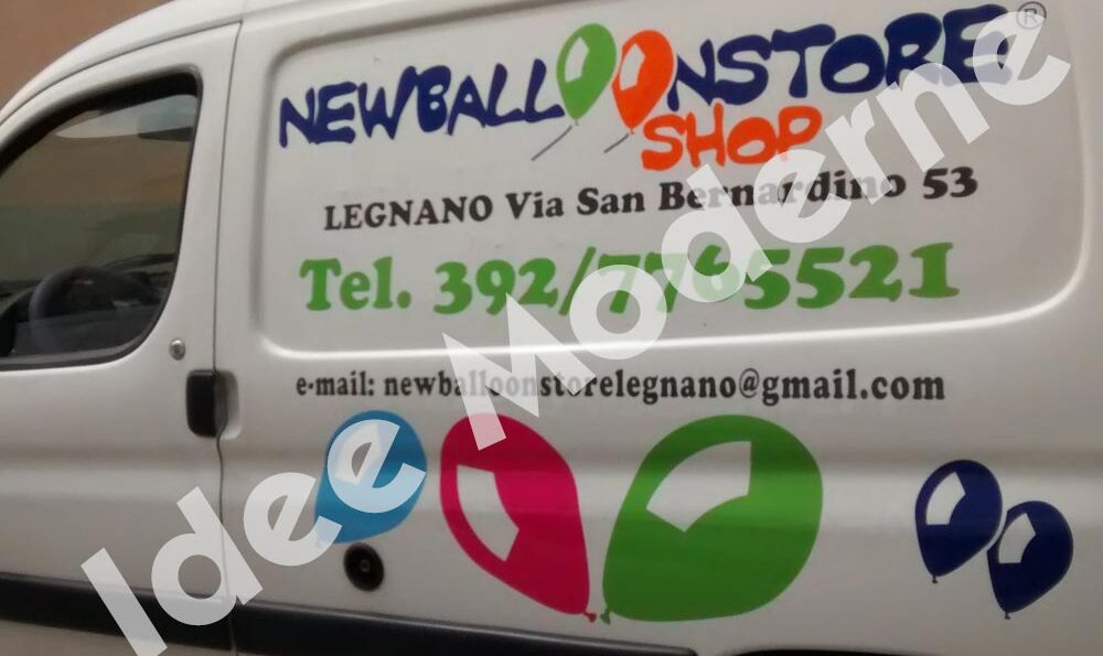 Furgone brandizzato con logo e contatti aziendali