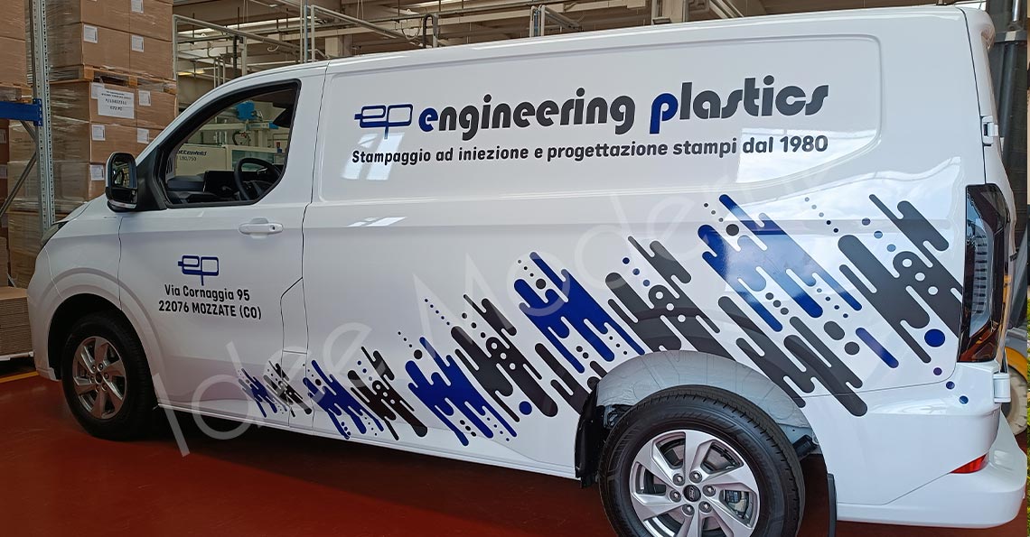 Decorazione furgone aziendale con scritte adesive e logo Varese
