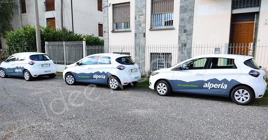 Decorazione furgone aziendale con scritte adesive e logo Varese