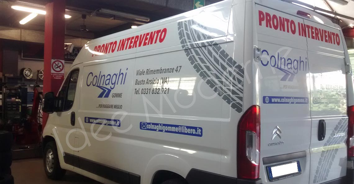 Decorazione furgone aziendale con scritte adesive e logo Varese