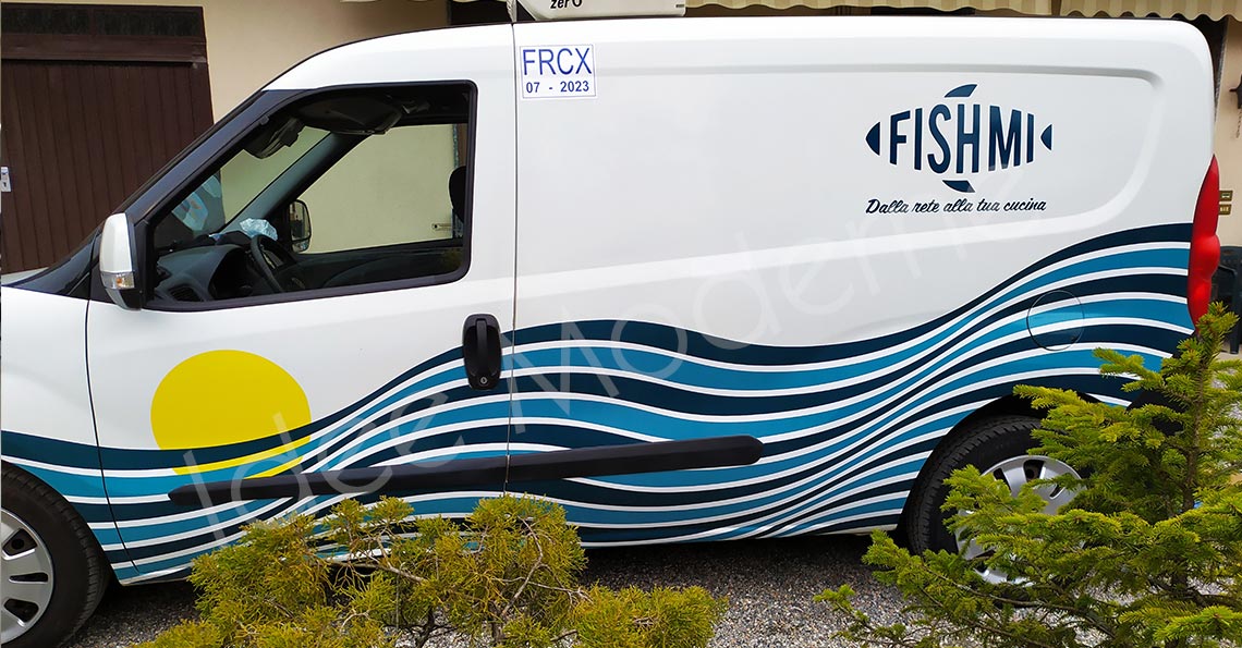 Decorazione furgone aziendale con scritte adesive e logo Varese