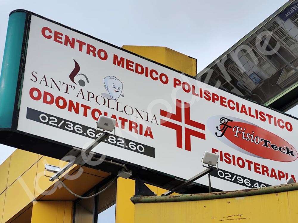 Installazione insegna esercizio con lettere scatolate LED