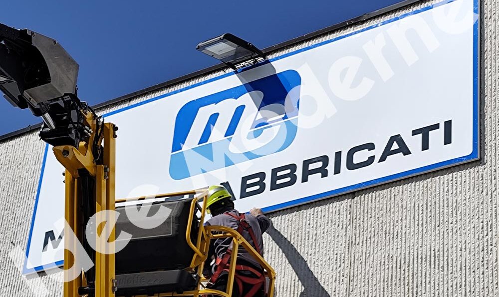 Installazione insegna esercizio con lettere scatolate LED