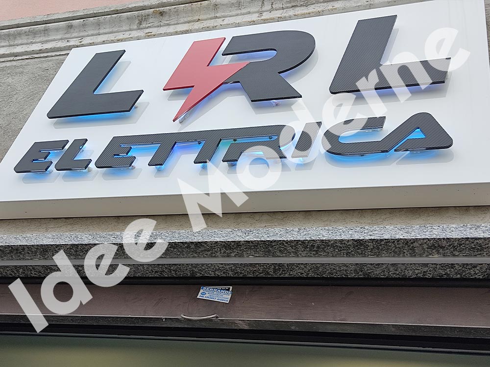 Installazione insegna esercizio con lettere scatolate LED