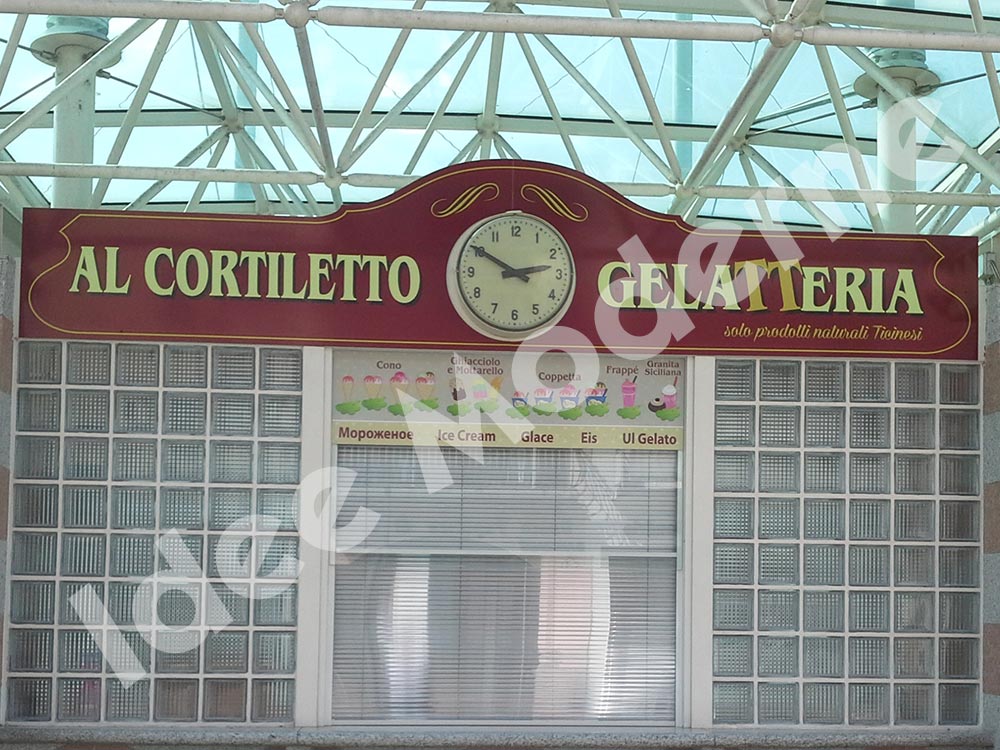 Installazione insegna esercizio con lettere scatolate LED