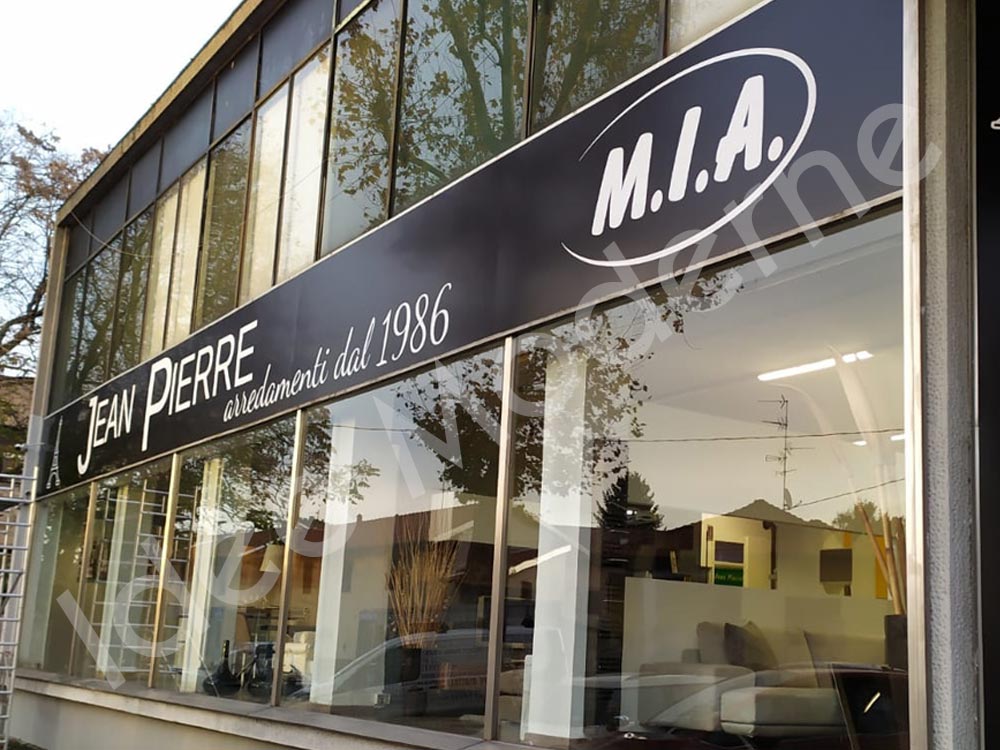 Insegna non luminosa in PVC per attività commerciale