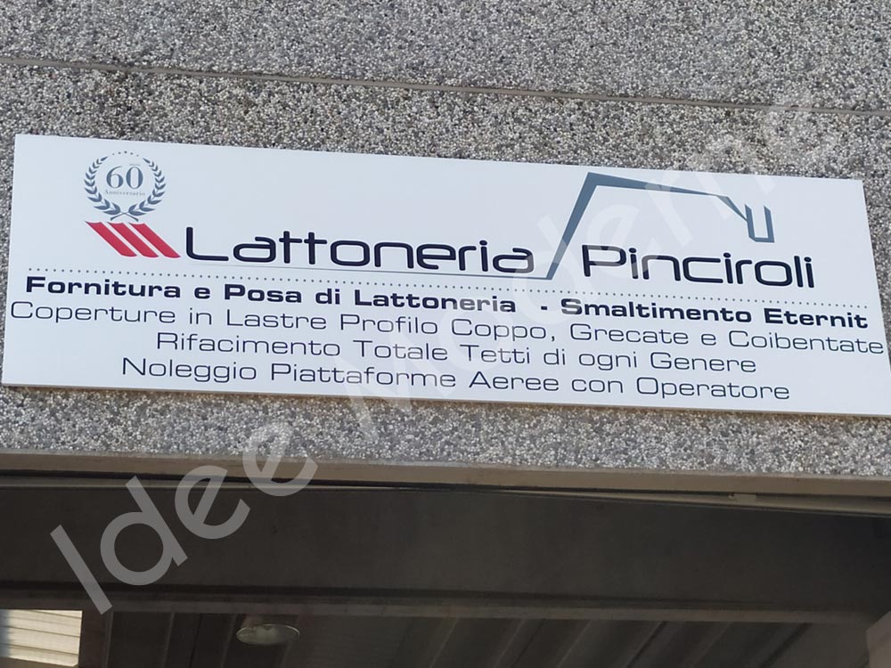 Insegna opaca in plexiglass per negozio Varese Milano