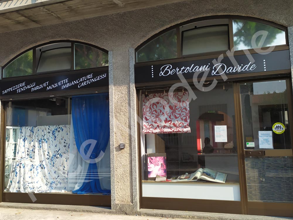 Insegna opaca in plexiglass per negozio Varese Milano