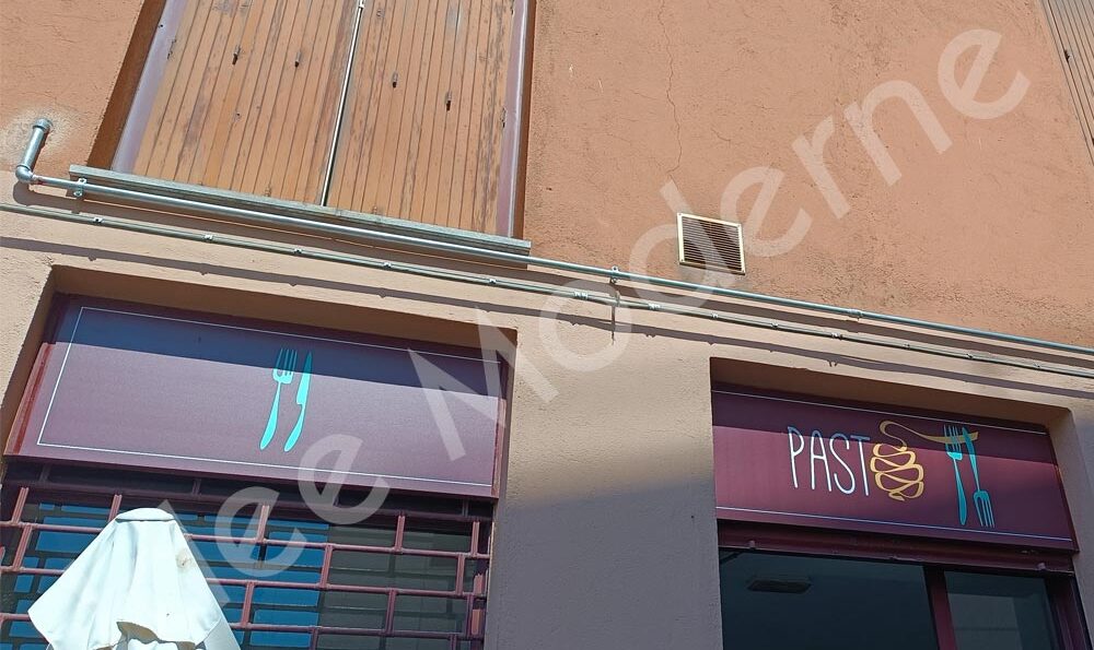 Insegna opaca in plexiglass per negozio Varese Milano