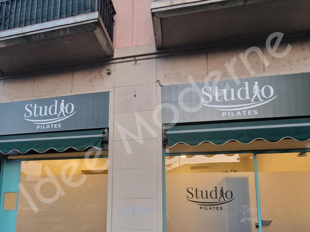 Insegna opaca in plexiglass per negozio Varese Milano