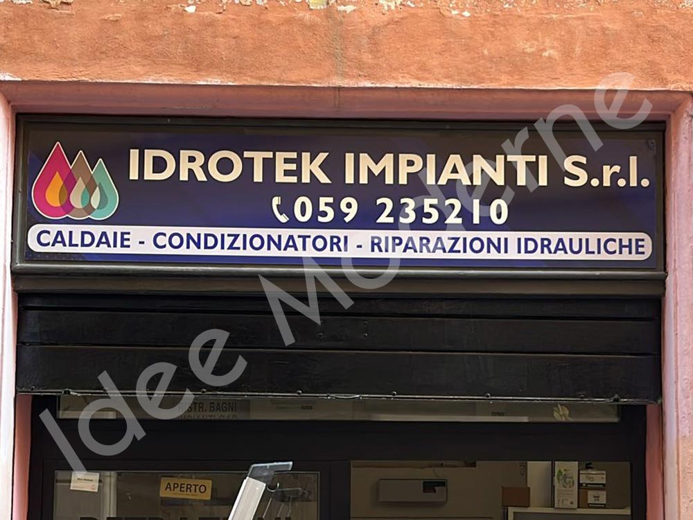 Insegna opaca in plexiglass per negozio Varese Milano