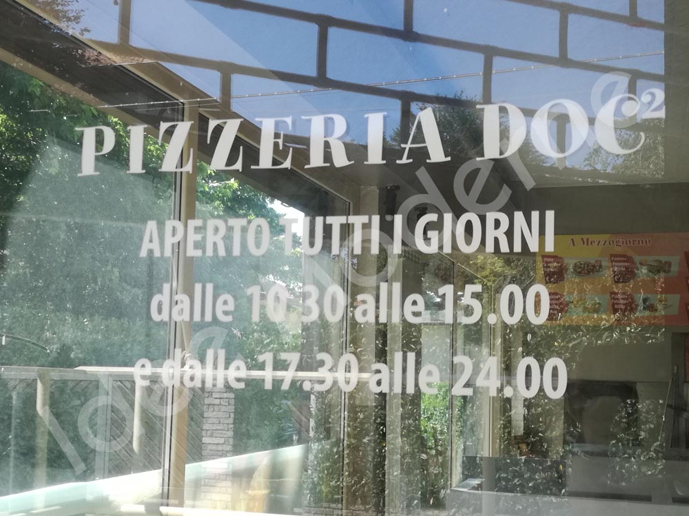 Lettere adesive in PVC per insegna negozio Varese Milano