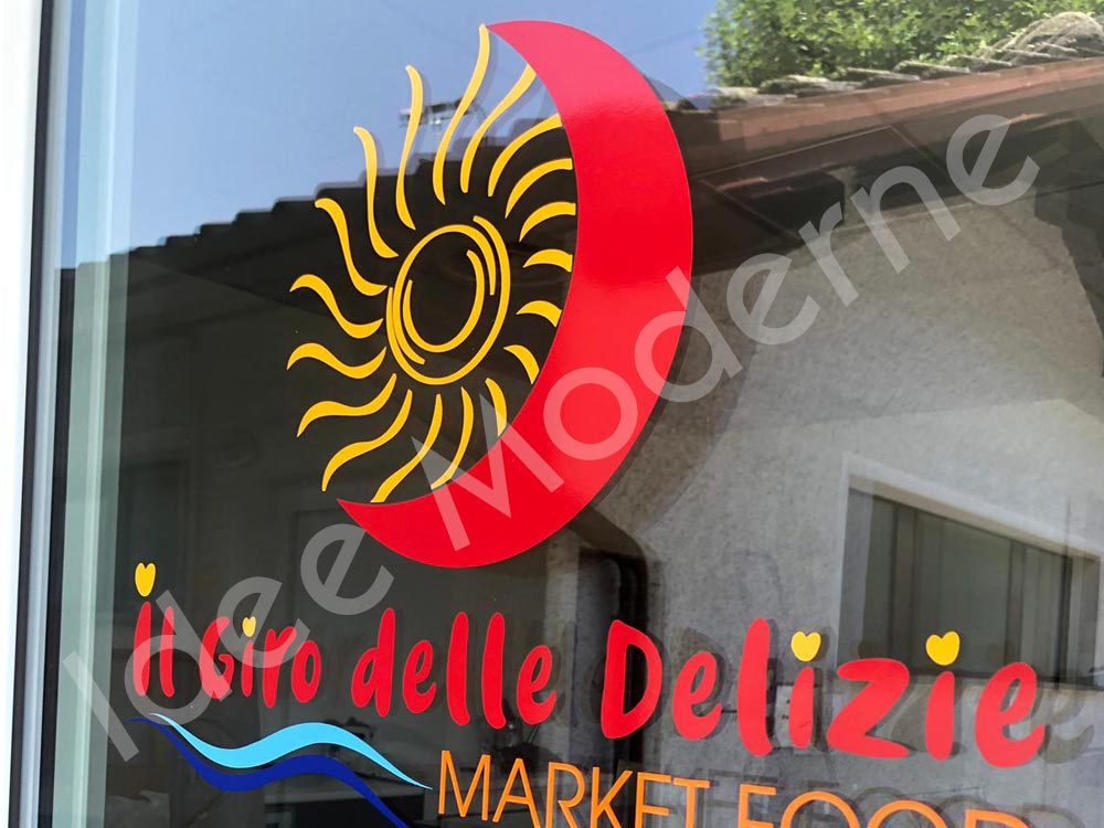 Applicazione scritte adesive in PVC su vetrina negozio Varese
