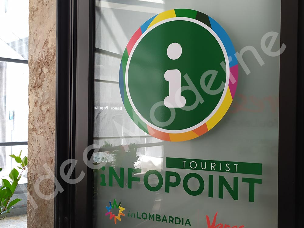 Applicazione scritte adesive in PVC su vetrina negozio Varese