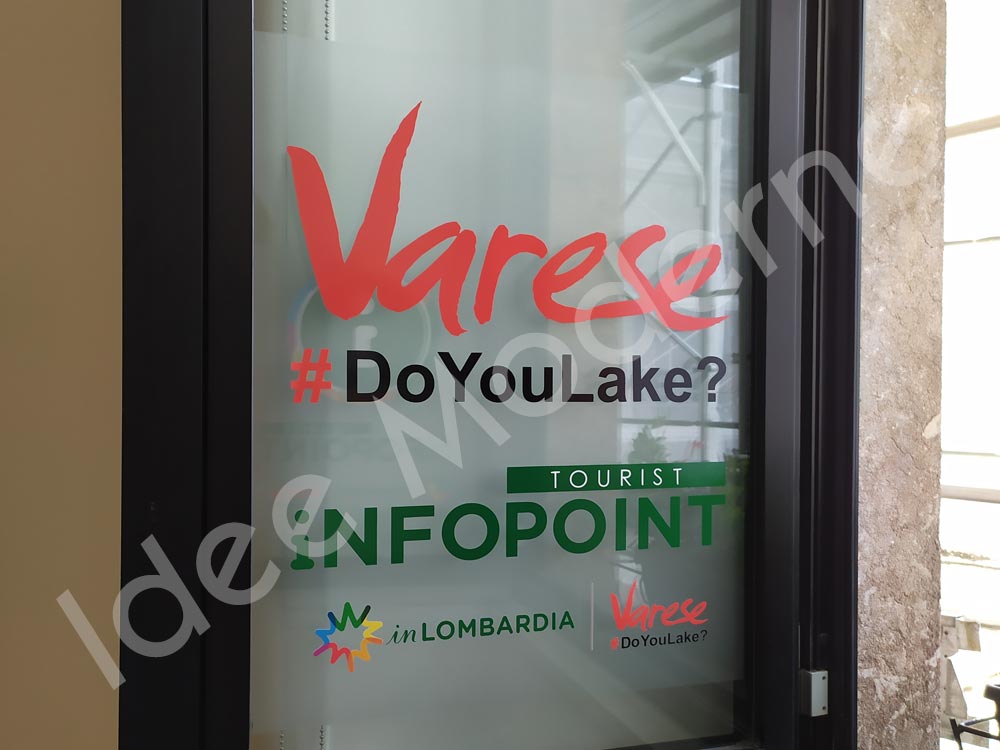 Applicazione scritte adesive in PVC su vetrina negozio Varese