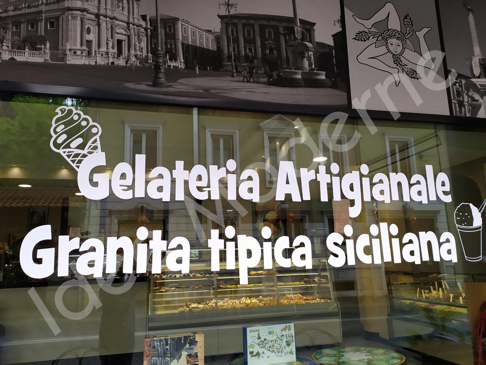Scritte adesive in PVC per vetrina Gallarate