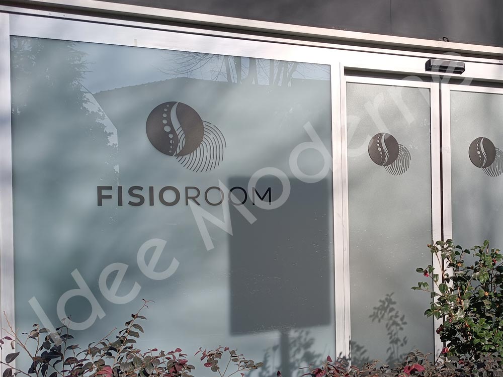 Applicazione lettere adesive furgone aziendale Gallarate