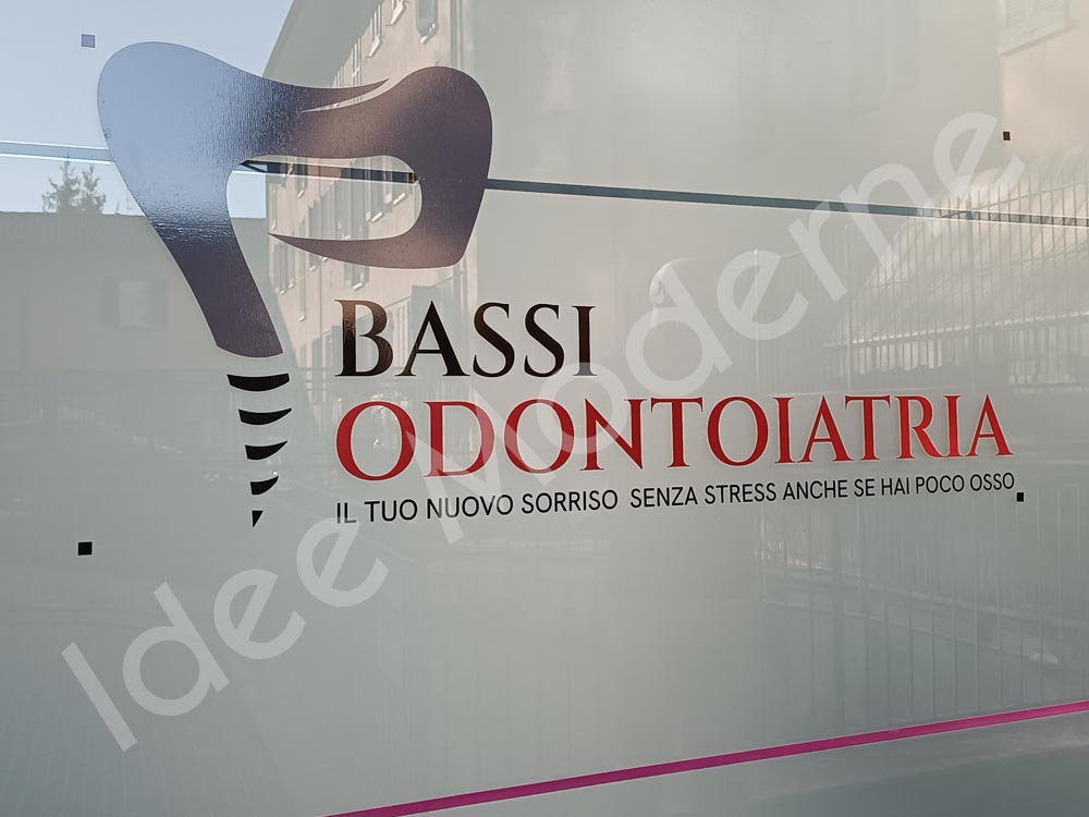 Scritte adesive personalizzate per negozio Gallarate