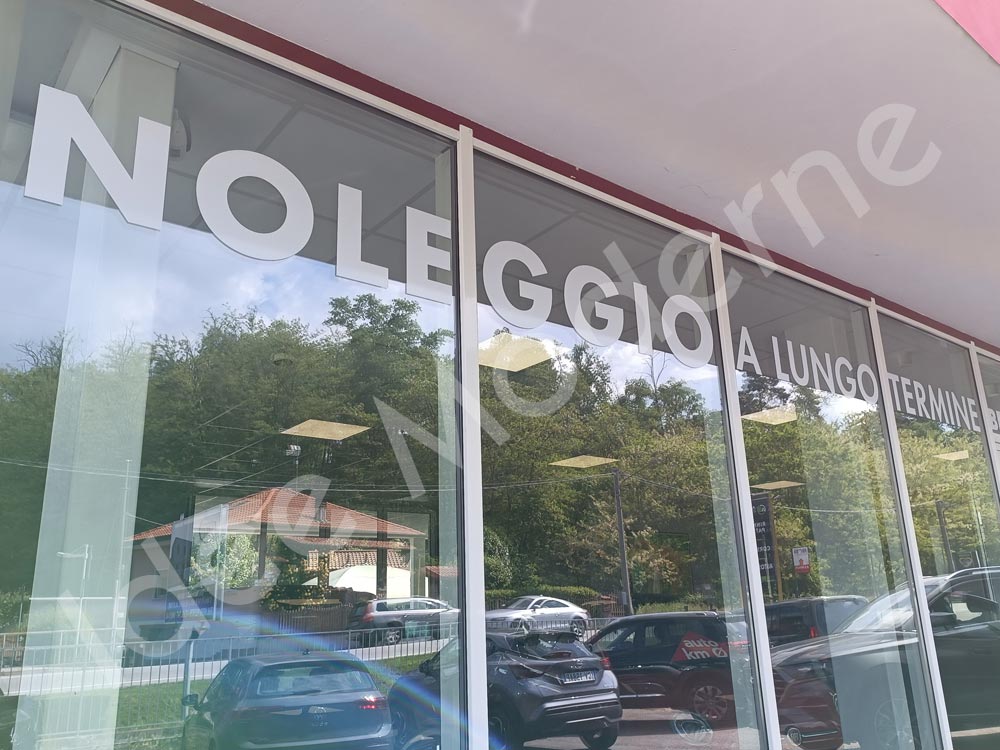 Scritte adesive personalizzate per negozio Gallarate