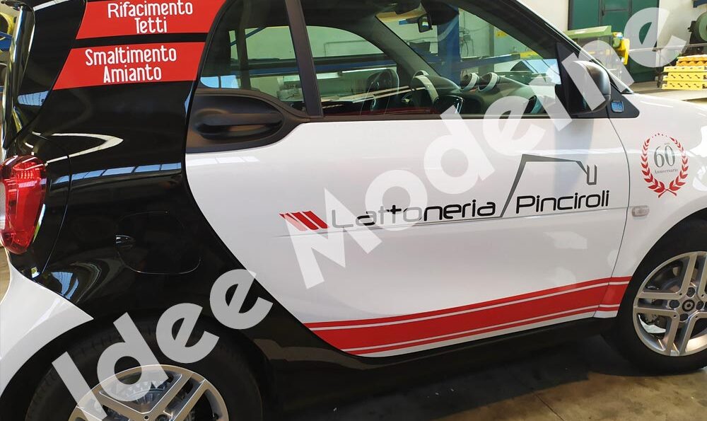 Applicazione scritte adesive su automezzo commerciale
