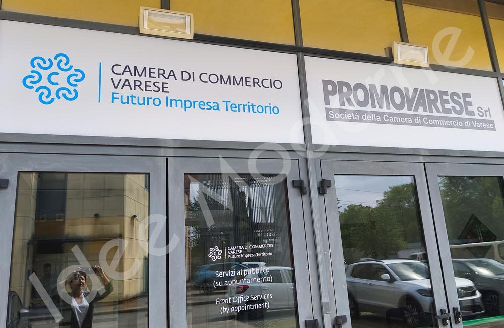 Adesivi per vetrine negozio Varese con logo e scritte personalizzate