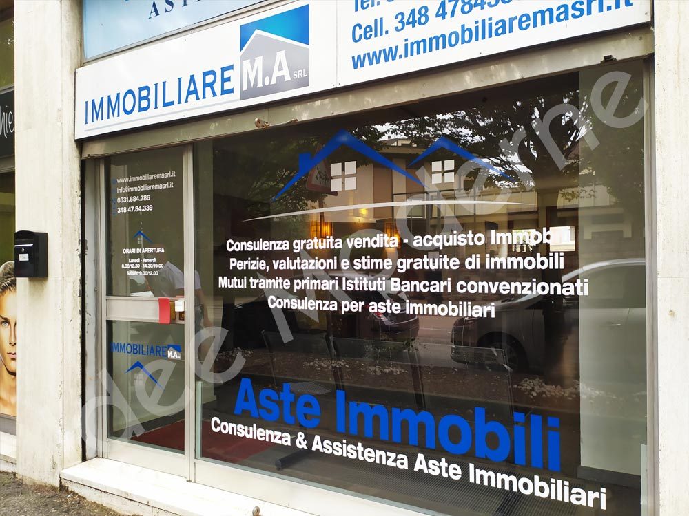 Decorazione vetrine negozio Busto Arsizio con adesivi personalizzati