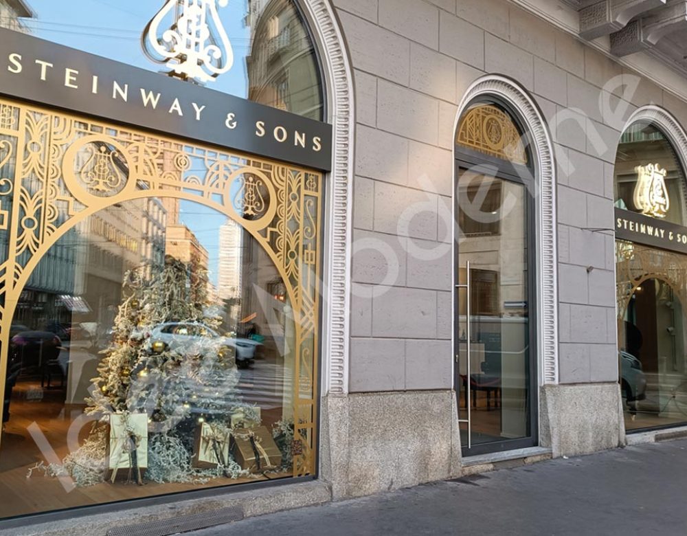 Decorazione vetrine negozio Milano con vetrofanie personalizzate