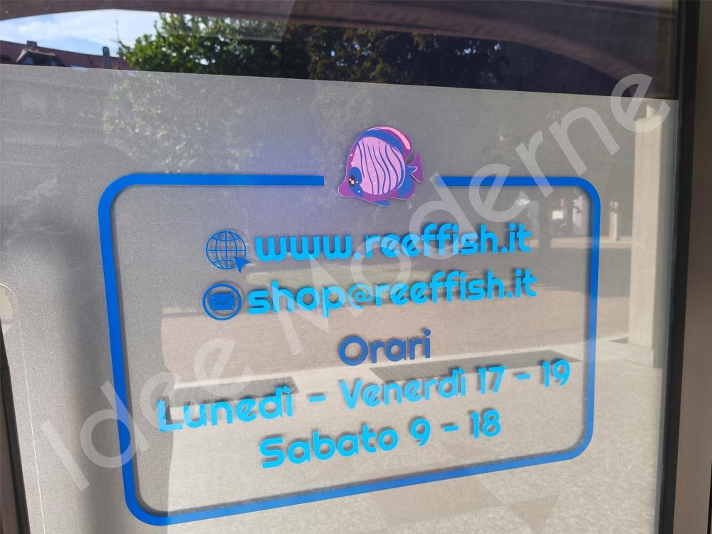 Scritte adesive personalizzate per negozio Busto Arsizio