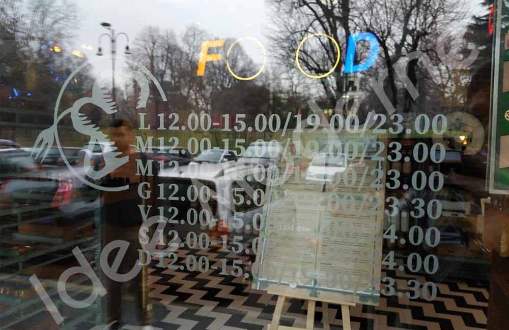 Scritte adesive personalizzate per negozio Castellanza